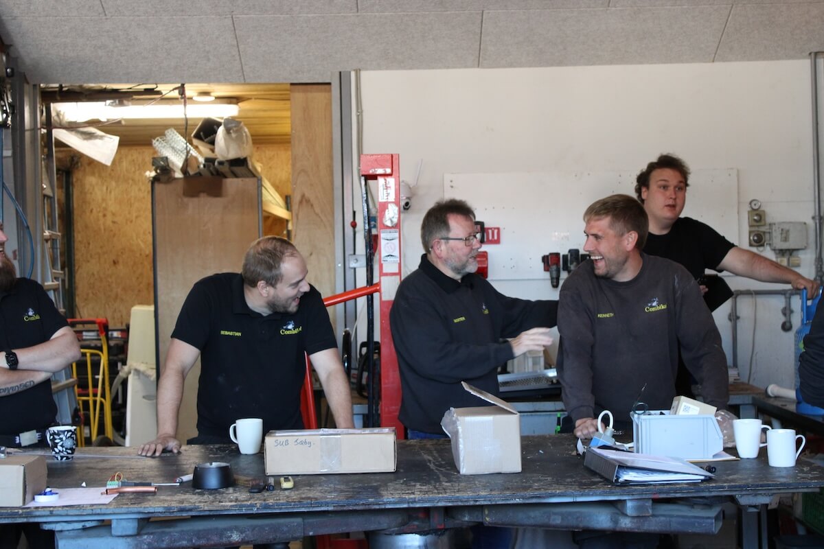 Installatører der griner