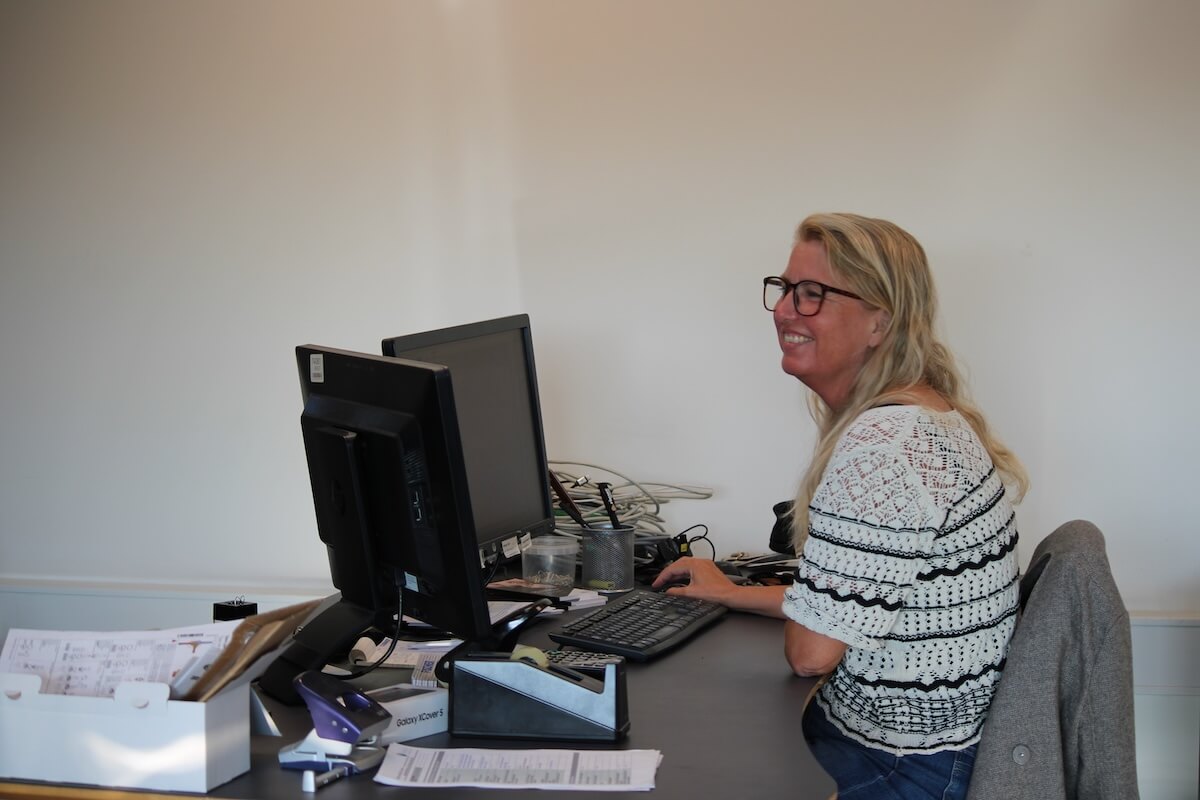 kvindelig medarbejder kølevirksomhed